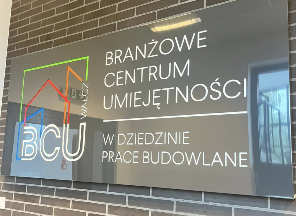 bcu tablica z logo
